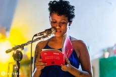 No destaque, a escritora e editora Débora Gil Pantaleão. 