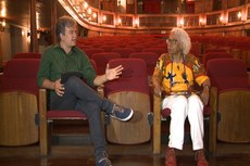 O jornalista André Cananéa em entrevista com a cantora e compositora Cátia de França