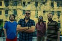A banda paraibana é composta pelos músicos Esmeraldo Marques, Jonathas Pereira Falcão ‘Seu Pereira’, Victorama e Thiago Sombra