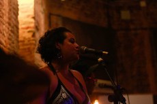 Show inclui músicas autorais, a exemplo de ‘Iara’, uma parceria com a poeta Débora Gil Pantaleão 