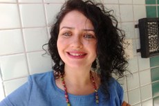 Amanda K lança o livro intitulado ‘Vinis descascando pelas bordas’