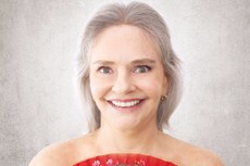 Angela Ro Ro revelou em entrevista ao jornal A União, que a faixa intitulada “Maria da Penha” aborda a violência sofrida pelas mulheres