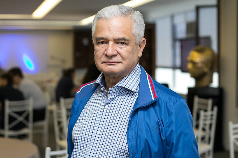 Pág 9 - Escritor Carlos Francisco Bandeira Lins - Foto - Bruno Poletti  Folhapress.jpg