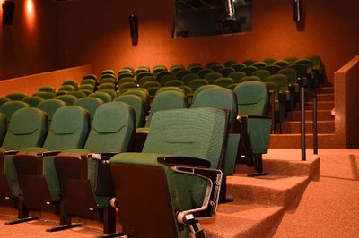 O novo equipamento possui uma sala com 120 lugares, com quatro assentos reservados para pessoas com necessidades especiais