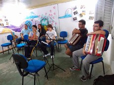 As oficinas de acordeão têm vagas para adultos e crianças e a de canto coral, apenas para crianças.