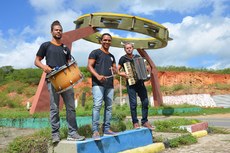 Surgido na terra natal de Jackson do Pandeiro, o grupo musical valoriza o autêntico forró 