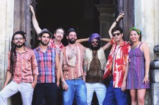 A banda paraibana conquistou o público com ritmos latinos, músicas dançantes e alegria no palco