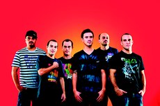 A banda Planta & Raiz foi formada em 1998 e iniciou a 
carreira tocando covers de Bob Marley, Gilberto Gil e Edson Gomes