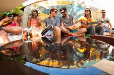 A banda Samba de Praia mistura reggae, pop e música brasileira e realiza, há quase um ano, um projeto em que recebe artistas convidados