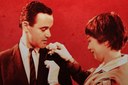 A comédia dramática tem participações marcantes dos atores Jack Lemmon e Shirley MacLaine, indicados ao Oscar de melhor ator e atriz pela atuação no filme