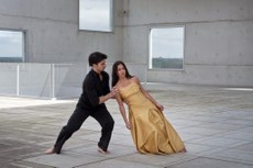 O documentário lançado no Brasil no ano de 2012, aborda a vida e a carreira de Pina Bausch e mostra incríveis atuações de sua companhia