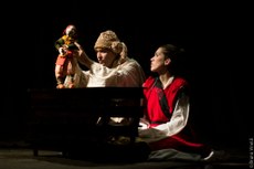 A peça, ganhadora do Prêmio Funarte de Teatro Myriam Muniz, no ano de 2010, é baseada em argumento do dramaturgo alemão Bertold Brecht