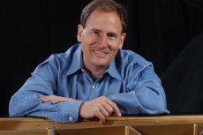 O pianista norte-americano Davis Korevaar participa da apresentação ao lado do trompetista e professor da Universidade Federal de Uberlândia, Flávio Gabriel