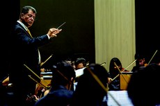 O maestro Luiz Carlos Durier é o regente oficial da Orquestra Sinfônica da Paraíba e dirige o concerto da noite