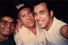 O músico pernambucano idealizador do movimento manguebeat, Chico Science, com a mãe, Dona Rosa, e o pai, seu Chico