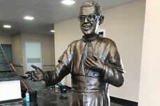 Escultura em bronze feita por J. Maciel será apresentada hoje durante a inauguração do Hospital Metropolitano