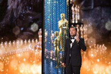 Leonardo DiCaprio recebe o prêmio de melhor ator no Oscar 2016