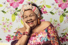 Nascida em Cachoeira do Arari, na Ilha de Marajó, a cantora paraense começou a fazer sucesso após os 70 anos de idade 