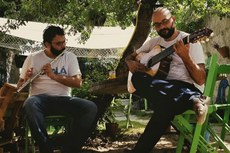 Os instrumentistas Renan Rezende e Luís Umberto participam de diferentes grupos musicais que compõem a cena cultural da capital