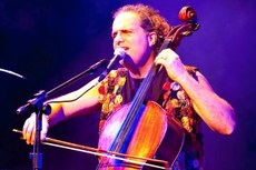 O multi-instrumentista carioca Lui Coimbra passeia por poemas de Mario Quintana e composições de Capiba