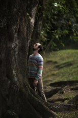 No show, Fraga promove a união de forma orgânica entre a temática da natureza e a musicalidade das religiões de matriz africana