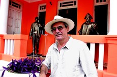 O pernambucano Jurandir Maciel é o criador de famosas esculturas da capital, como a que retrata Ariano Suassuna, no Teatro Pedra do Reino