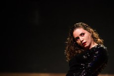 A sobrevivência da imagem e a luz como metáfora são questões trabalhadas na performance da dançarina Joyce Barbosa, da Paralelo Cia de Dança