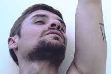 Ator gaúcho João Monteiro é protagonista da peça que retrata vivências e conflitos do personagem André