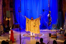 O ator João Miguel é protagonista e diretor do espetáculo inspirado em Arthur Bispo do Rosário 