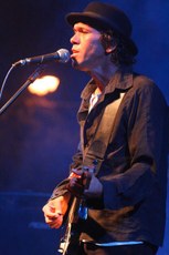 O artista Esso Alencar (destaque), o paraibano Pedro Osmar (E) e a capa do CD ‘Várzea da Caatinga’ (D), que será lançado na noite desta quarta feira (25)