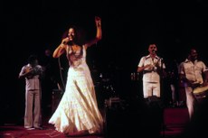 O longa intitulado Clara Estrela é uma narrativa da trajetória da artista Clara Nunes, cuja foto é registro de momento da sua carreira