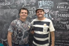 O guarabirense Clóvis Júnior ao lado do seu conterrâneo, também artista visual Adriano Dias