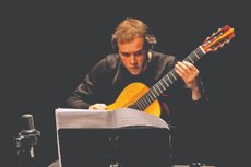 Entre os convidados estão o violonista francês Rémy Reber (foto um), o flautista brasileiro radicado nos EUA Danilo Mezzadri (foto dois) e a violoncelista norte-americana Elise Pittenger (foto três).