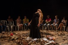 Peça que gira em torno de uma mulher perdida entre suas lembranças, conta com a colaboração de Joth Cavalcanti e Fabiano Diniz