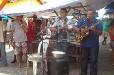 Os violeiros Antônio Costa e Sebastião Marinho no momento em que se apresentam na Barraca da Leitura  