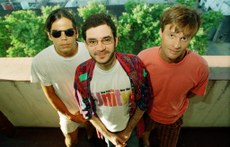 Grupo de Brasília era formado pelo guitarrista Dado Villa-Lobos (E), o vocalista, compositor e multi-instrumentista Renato Russo (C) e o baterista Marcelo Bonfá (D)