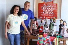 Amanda Viana e Arthur Matos são responsáveis pela criação dos bonecos da Cia de Teatro Boca de Cena, que realiza o evento 