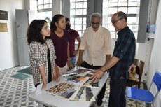 Diretor de Mídia Impressa da EPC, William Costa (à esq.), na doação de obras da Editora A União para o acervo da biblioteca da Central de Aulas José Correia de Vasconcelos, em Areia, utilizada pelos estudantes do cursinho pré-Enem do professor Djail Santos (no centro)