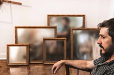 Fabiano Gonper aborda em seus desenhos, esculturas, vídeos, fotografias e instalações, questões sobre o sujeito, o poder, a arte, a política, a sociedade e o sistema da arte