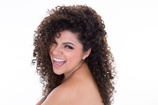 Durante a apresentação, a cantora potiguar contará com a participação dos paraibanos Sandra Belê, Nathalia Bellar e Wister