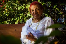 No auge dos  73 anos, Leci Brandão demonstra ter muita disposição para fazer o que mais gosta: alegrar as pessoas com sua música