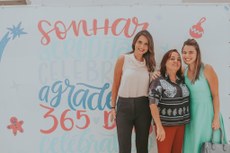 As idealizadoras Camila Haeckel (à esquerda) e Marina Sá (à direita) homenageiam profissionais do Estado como Yonne Pimenta (ao meio).