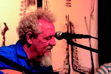 O repertório do espetáculo é composto por canções do cantor e compositor Milton Dornellas, que tem sete discos gravados