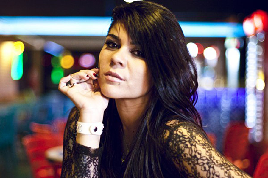 Pág 5 - cantora Mira Maya - Foto - Alessandro Potter (1).jpg