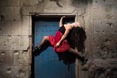 Uma das mulheres fotografados por Alessandra Soares, para exposição que enfatiza as expressões e situações escolhidas pelas fotografadas