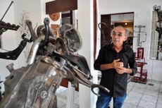 Wilson Figueiredo é reconhecido  por obras feitas de chapas de ferro de grandes dimensões, expostas em diferentes espaços 