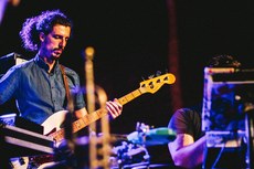 O instrumentista Daniel Jesi é um dos integrantes da banda Burro Morto