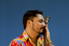 "Essa é uma forma de inovar na rítmica, colocando no 'Ijexá' o ukulele, que é um instrumento praiano usado muito no 'reggae', mas que hoje em dia se toca muito forró com ele também". Foto: Agda Aquino