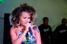 A cantora Dandara Alves é uma das atrações que se apresentam durante o evento