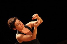 Denise Stutz executa movimentos fortes e expressivos na apresentação